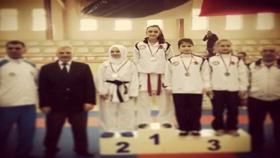 Eca Elginkan Anadolu Lisesi-Liselerarası Karate Turnuvasında 1. oldu
