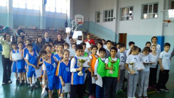 Atatürk İlkokulu Geleneksel Çocuk Oyunları Mendil Kapmaca Kategorisinde İlçe 2.si Oldu