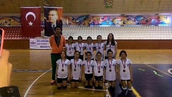 İBB Barbaros Hayrettin Paşa Ortaokulu - Kız Voleybol Takımına 3.´lük Kupası