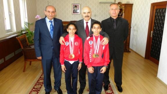 Prof. Abdullah Türkoğlu Ortaokulu - Şampiyon Cimnastikciler Kaymakamımızı Ziyaret Etti