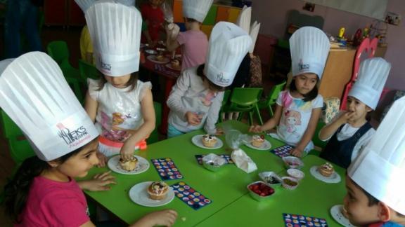 ALTAYÇEŞME İLKOKULU Renkler Anasınıfımızın Öğrencileri Pasta Yapım Etkinliğiyle Birer Minik Pastacı Oldular