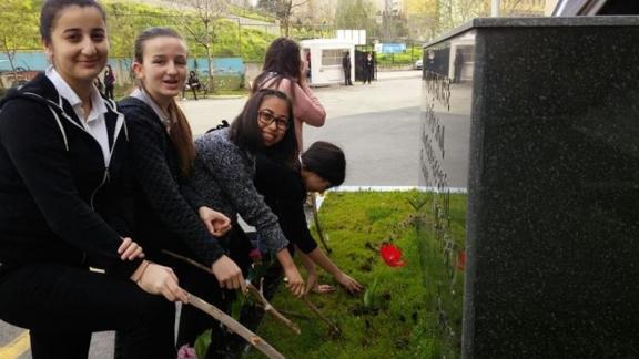 Atilla Uras Anadolu Lisesi- Çevre ve Koruma Kulübü aracılığı ile Atatürk büstünü ve okul bahçesini çiçeklendirdik.