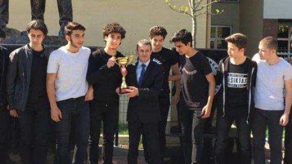Eca Elginkan Anadolu Lisesi -Basketbol Takımımız kupasını aldı...
