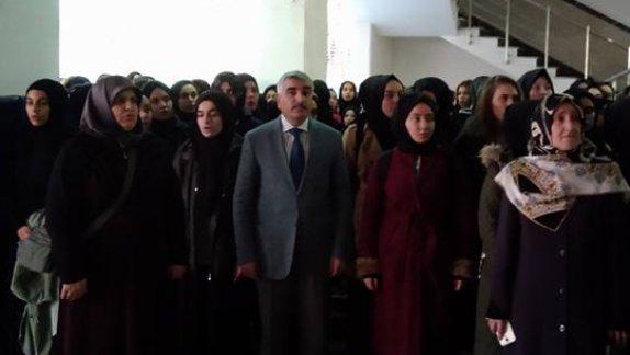İlçe Milli Eğitim Müdürümüz Sayın Faik Kaptan, "İstiklal Marşı´nı Birlikte Söylüyoruz" projesi çerçevesinde (17 Kasım 2017 Cuma) Osmangazi Kız Anadolu İmam Hatip Lisesinin bayrak törenine katıldılar.