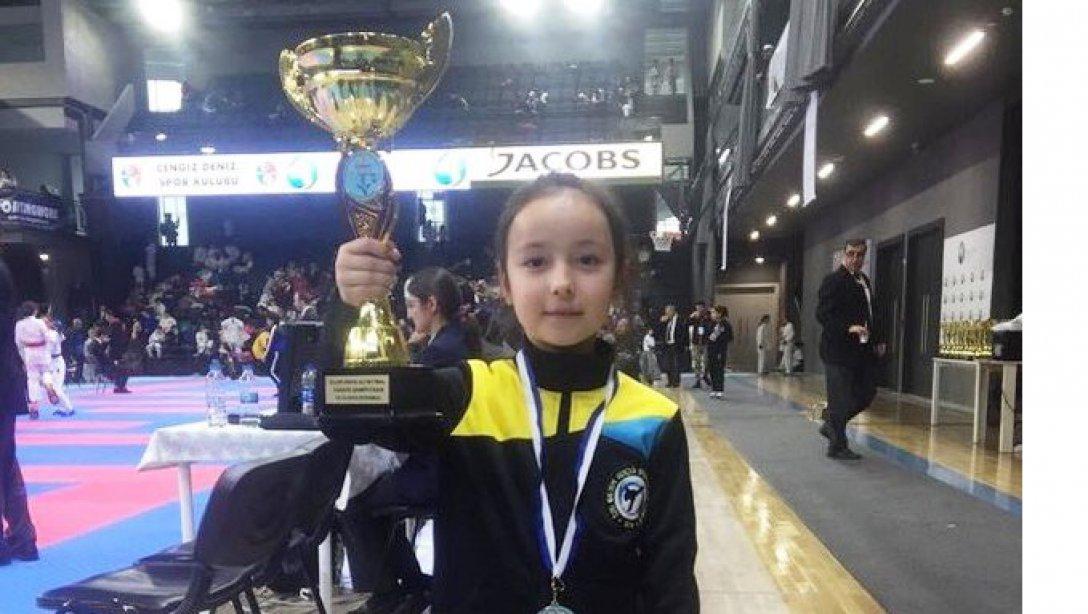 İlçemiz Güzide Yılmaz İlkokulu Öğrencisi Azra DURCANOĞLU "İller Arası Altın Final Karate Şampiyonası"nda 2. olmuştur. 