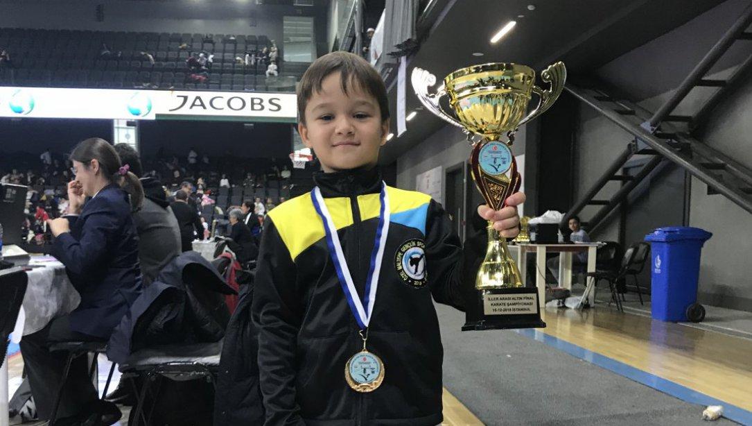 İlçemiz Kazım Tunç İlkokulu Öğrencisi Vasa Alp DEMİR "İller Arası Altın Final Karate Şampiyonası"nda 1. olmuştur. 