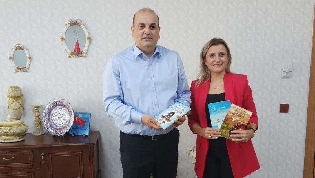 Yazar ve şair Sn. Gülşen Çakmak, İlçe Milli Eğitim Müdürümüz Sn. Hüseyin Aydoğdu'yu ziyaret etti.
