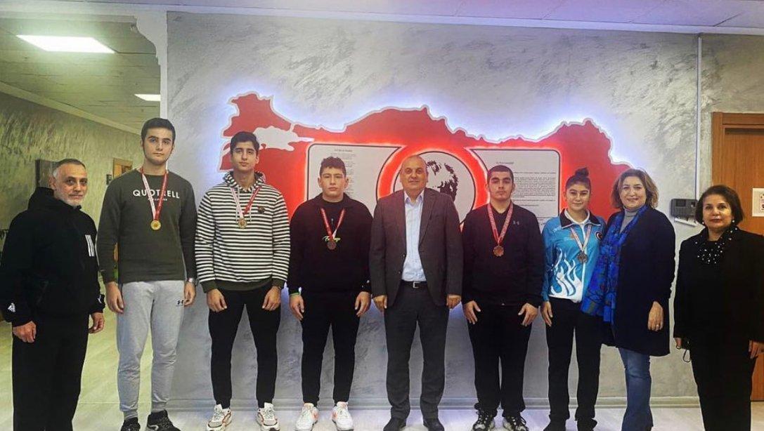 Okul Sporları Judo Şampiyonasında derecelerle dönen sporcularımız ve Maltepe Halk Eğitim Merkezi Kurum Müdürü, İlçe Milli Eğitim Müdürümüz Sn. Hüseyin Aydoğdu'yu ziyaret ettiler.
