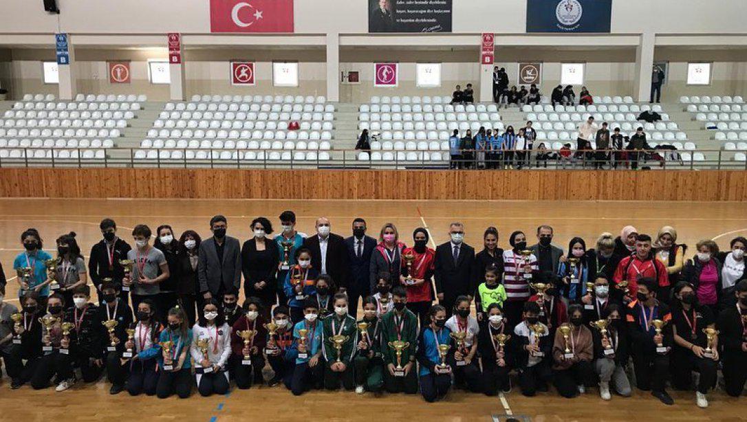 23 okuldan 1200 öğrencimizin katıldığı Geleneksel Çocuk Oyunları Müsabakalarının kupa ve madalya töreni 