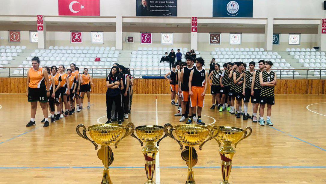 Müdürlüğümüz ve Gençlik ve Spor İlçe Müdürlüğü iş birliği ile düzenlenen Ortaokullar ve Liseler Arası Basketbol Turnuvası kupa töreni ile tamamlandı. 