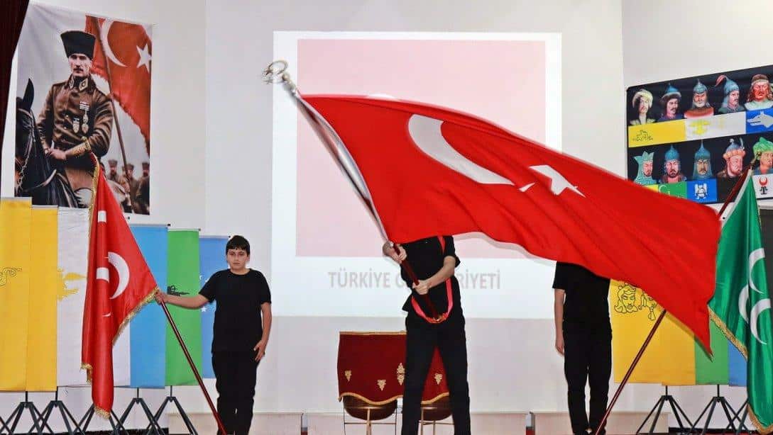 Türk Dünyası ve Toplulukları Haftası münasebetiyle Şehit Murat Naiboğlu İmam Hatip Ortaokulu'nda Kutlama Programı Gerçekleştirildi.