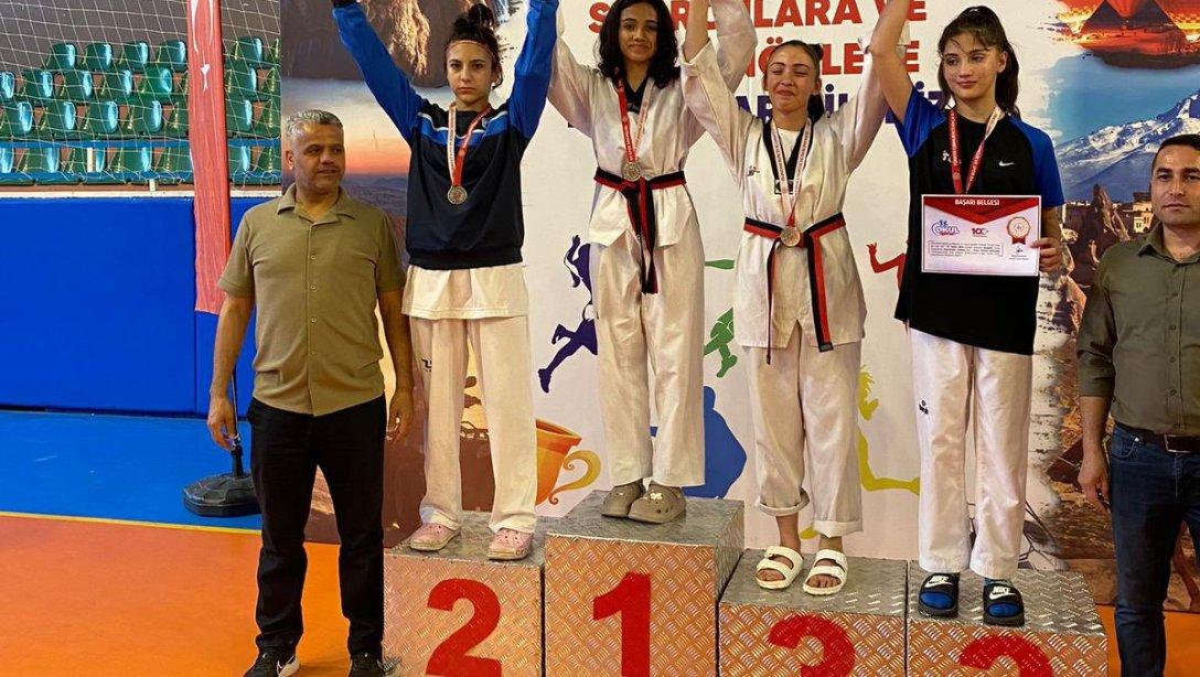 İlçemiz Feyzullah Turgay Ciner Ortaokulu Öğrencisi Berra Nur Yenmiş Taekwondo Yıldız Kızlar Türkiye Şampiyonasında 1.ci Olmuştur.