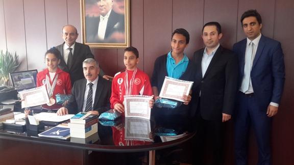 Prof. Abdullah Türkoğlu Ortaokulu - Başarılı Öğrenciler ve Öğretmenleri İlçe Milli Eğitim Müdürünü Ziyaret Etti