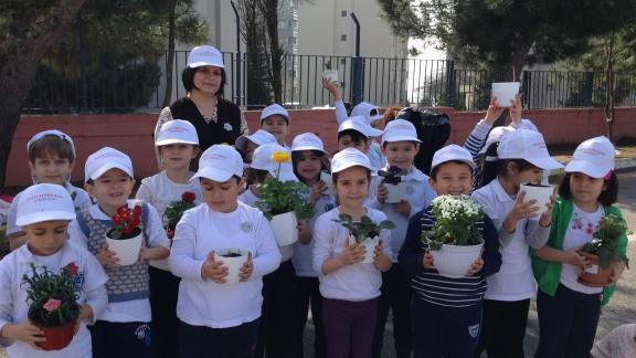 Albay Niyazi Esen İlkokulu Sınıflarında Çiçekler Açtı