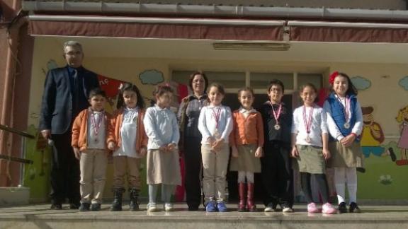 Kazım Tunç İlkokulu - İstiklal Marşı Güzel Okuma Yarışması Madalyaları Sahiplerini Buldu