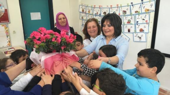 Albay Niyazi Esen İlkokulu Öğrencileri Anneler Gününü kutluyor 
