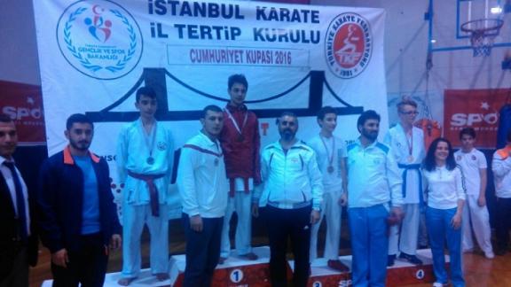 Feyzullah Turgay Ciner Ortaokulu 8. Sınıf Öğrencimiz Miraç MERİÇ, İstanbul Karate Şampiyonu olmuştur.