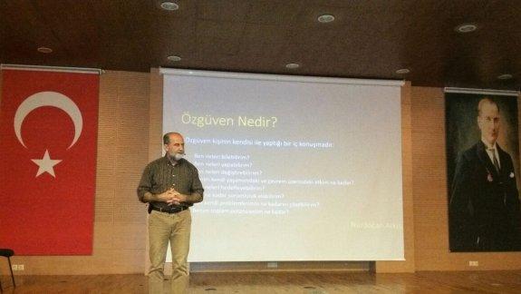 İstanbul Aydın Üniversitesi Sosyolog Yazar Nurdoğan Arkıç Tarafından Özgüven konulu bir seminer düzenlenmiştir. 