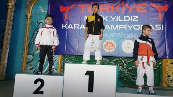 Kazım Tunç İlkokulu Öğrencimiz Hasan Ilgaz DEMİR Karate Şampiyonasında Türkiye 2. si olmuştur.