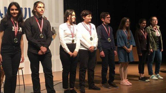 Eca Elginkan Anadolu Lisesi -1. genç yazarlar 2071 de İstanbul temalı hikaye yarışmasında mansiyon ödülüne layık görüldük.