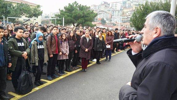 İlçe Milli Eğitim Müdürümüz Sn. Faik KAPTAN, "İstiklal Marşı´nı Birlikte Söylüyoruz" projesi çerçevesinde bugün (5 Ocak 2018 Cuma) Ertuğrulgazi Anadolu Lisesi nin bayrak törenine katıldılar.