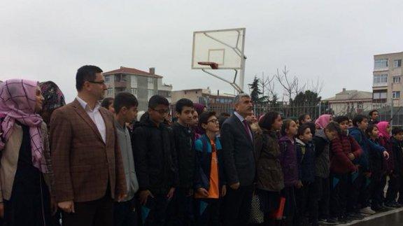 İlçe Milli Eğitim Müdürümüz Sn. Faik KAPTAN, "İstiklal Marşı´nı Birlikte Söylüyoruz" projesi çerçevesinde 16 Şubat Cuma günü Gülsuyu İmam Hatip Ortaokulunun bayrak törenine katıldılar. 
