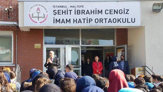 İlçe Milli Eğitim Müdürümüz Sayın Faik Kaptan, "İstiklal Marşı´nı Birlikte Söylüyoruz" projesi çerçevesinde 9 Mart 2018 Cuma Şehit İbrahim Cengiz İmam Hatip Ortaokulunun bayrak törenine katıldılar. 