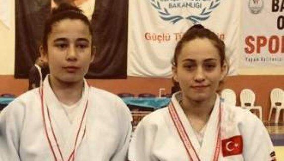 Türkiye Okul Sporları Federasyonu tarafından düzenlenen Gençler Türkiye Şampiyonasından Maltepe Halk Eğitimi Merkezi Kursiyerleri bir altın bir gümüş madalya ile döndü
