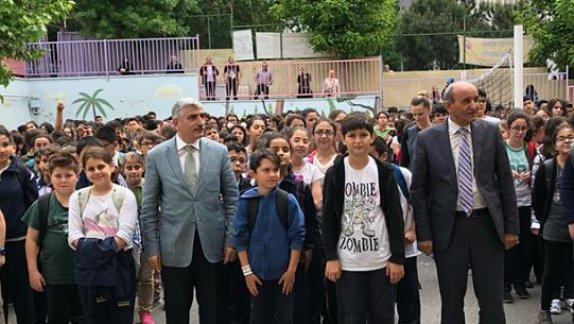 İlçe Milli Eğitim Müdürümüz Sayın Faik Kaptan, "İstiklal Marşı´nı Birlikte Söylüyoruz" projesi çerçevesinde bugün (11 Mayıs 2018 Cuma ) Prof. Abdullah Türkoğlu Ortaokulunun bayrak törenine katıldılar.