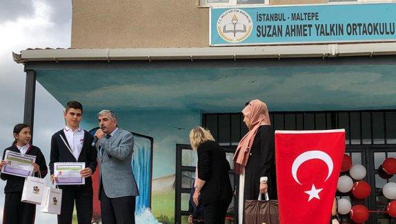 İlçe Milli Eğitim Müdürümüz Sayın Faik Kaptan, "İstiklal Marşı´nı Birlikte Söylüyoruz" projesi çerçevesinde bugün (21 Mayıs 2018 Pazartesi) Suzan Ahmet Yalkın Ortaokulunun bayrak törenine katıldılar.