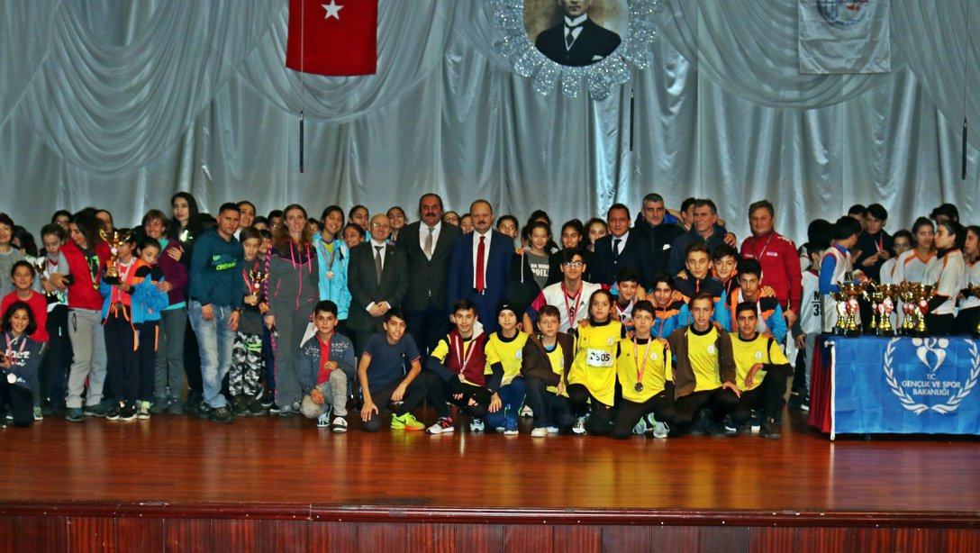 İlçemizde okullar arası Kaymakamlık Kupası Kros yarışmaları yapıldı.