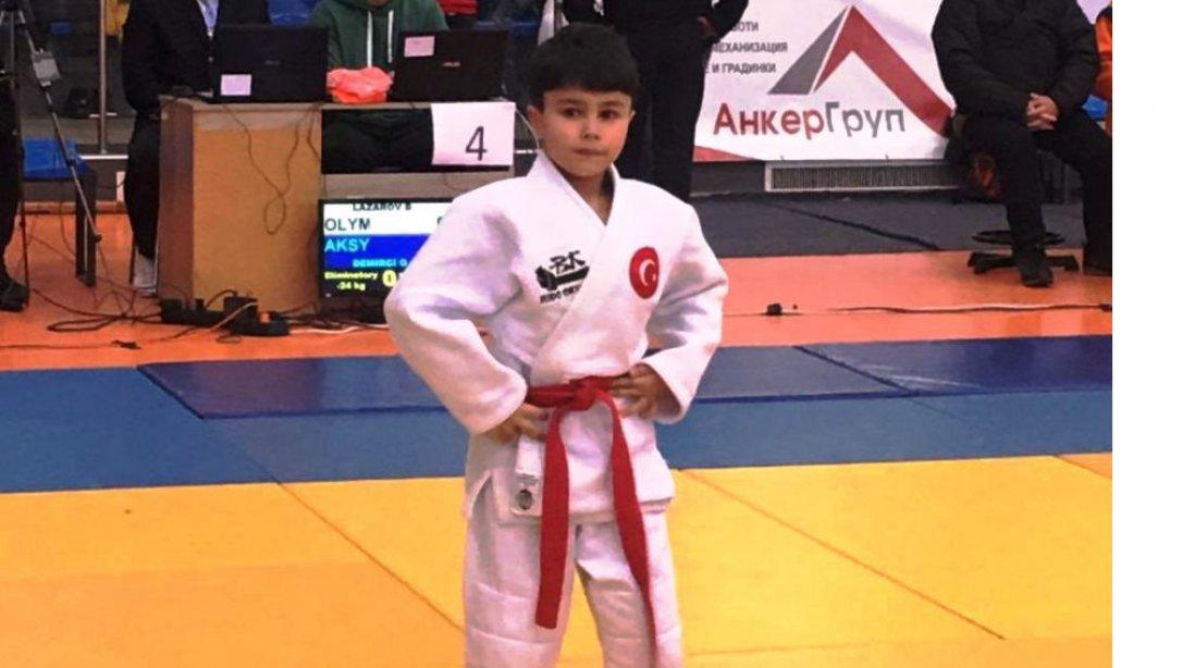 İlçemiz Küçükyalı ECA Elginkan İlkokulu Öğrencisi Ömer DEMİRCİ 15. Uluslararası "OLUMPIA" Judo Turnuvasında 2. olmuştur.