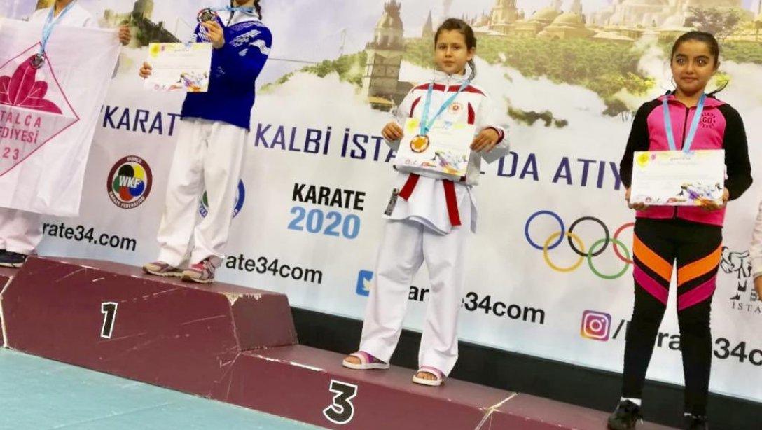 İlçemiz Vasfi Rıza Zobu İlkokulu Öğrencisi Tuna Ada ŞAHİN "KARATE 34" isimli Karate Turnuvasında İstanbul 3.sü olmuştur.