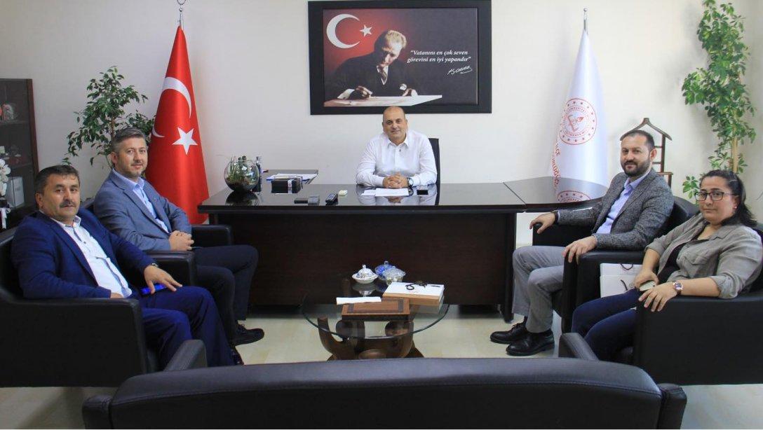 İstanbul Çankırılılar Dernek Başkanı Sayın Zeynettin AYDIN ve Yönetim Kurulu Üyeleri, İlçe Milli Eğitim Müdürümüz Sayın Hüseyin AYDOĞDU'yu ziyarette bulundular.