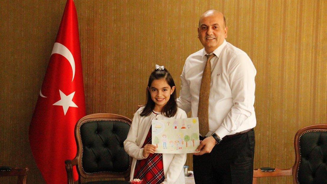 Celal Avşar Ortaokulu 5. Sınıf Öğrencisi Ada Yongalı, İlçe Millli Eğitim Müdürümüz Sayın Hüseyin Aydoğdu'yu ziyaret etti.