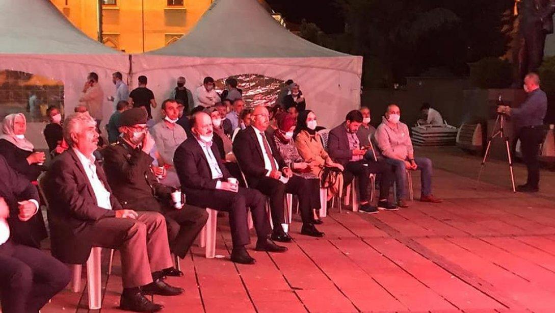 İlçe Millî Eğitim Müdürümüz Sayın Hüseyin Aydoğdu, Okul Müdürleri ve Öğretmenlerimizle birlikte Maltepe Meydanında15 Temmuz Demokrasi ve Millî Birlik Günü kapsamında gerçekleştirilen Demokrasi Nöbetine katılım sağladı.