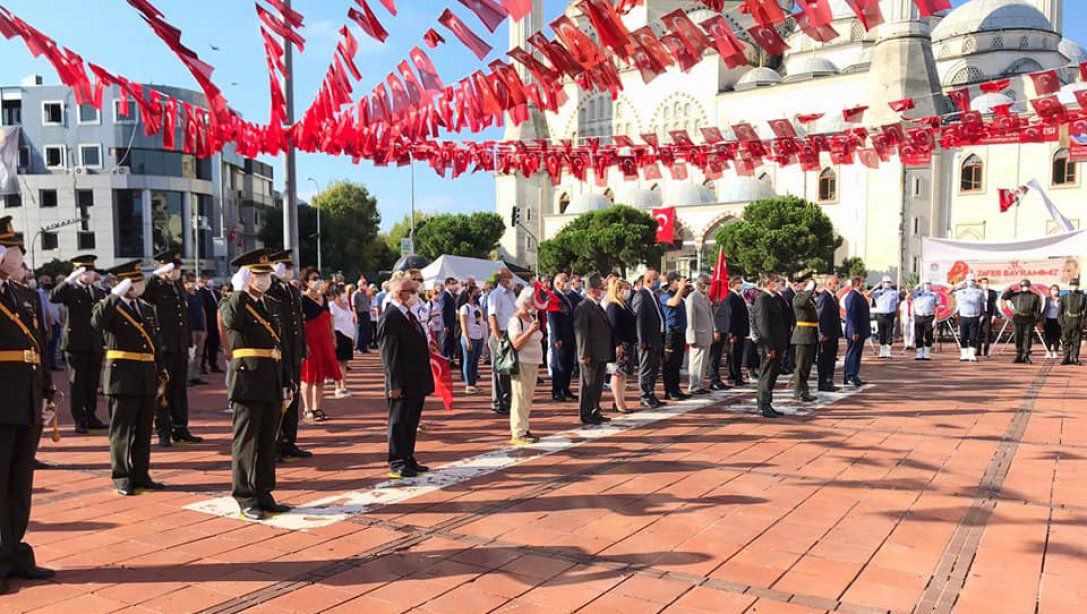 30 Ağustos Zafer Bayramının 98. yıl dönümü kutlamaları kapsamında çelenk sunma töreni Maltepe Atatürk Anıtında gerçekleştirildi.