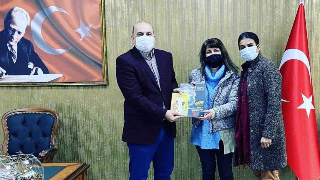 Yılmaz Mızrak Ortaokulu Görsel Sanatlar Öğretmeni Ufuk İbrahimoğlu, kendi basımı olan kitabını İlçe Milli Eğitim Müdürümüz Sn. Hüseyin Aydoğdu'ya takdim etti. 