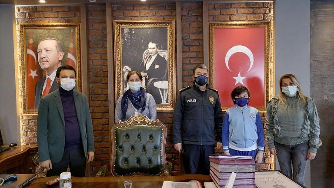 Türk Polis Teşkilatının 176. kuruluş yıldönümü münasebetiyle ilçemizdeki okullarımız, başta İlçe Emniyet Müdürü Sn. Selçuk Aldemir olmak üzere ilçemizdeki polis merkezlerimizi ziyaret ederek öğrencilerimizin yaptıkları resimleri hediye ettiler. 