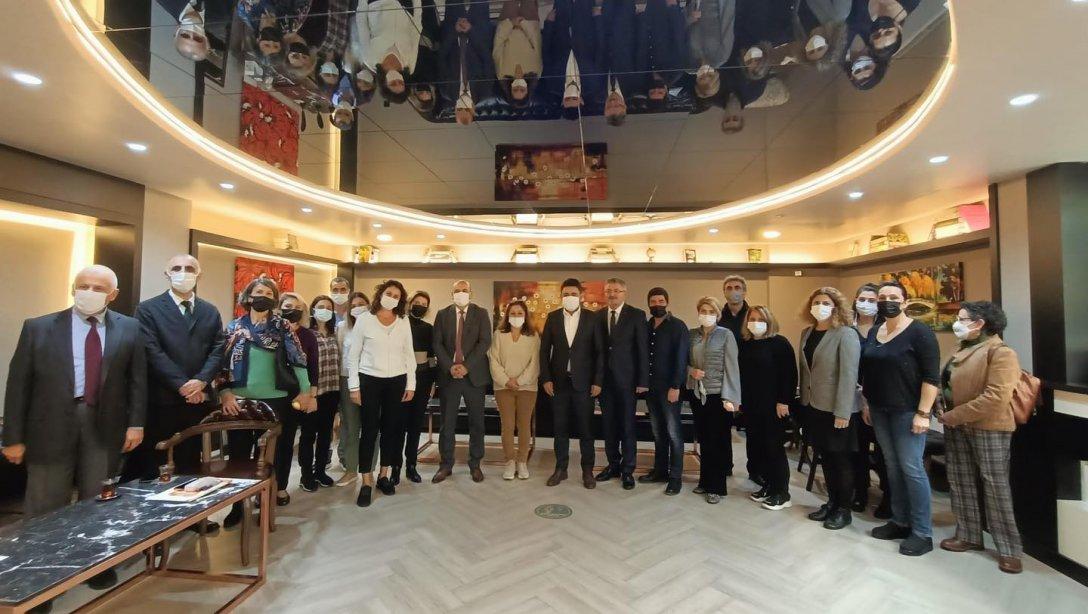 Ak Parti İstanbul Milletvekili Sn. Osman Boyraz ve İlçe Milli Eğitim Müdürümüz Sn. Hüseyin Aydoğdu, E.C.A. Elginkan İlkokulumuzu ziyaret ederek öğretmen ve öğrencilerle bir araya geldiler.