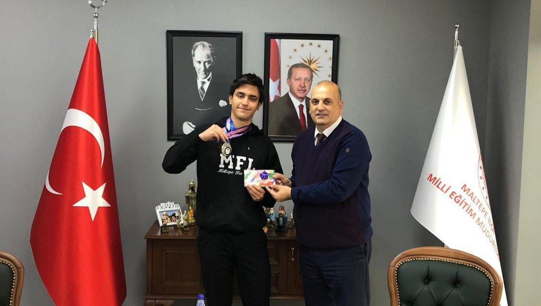 Yüzme Federasyonu tarafından düzenlenen yarışlarda 50 m serbest stilde Türkiye Şampiyonu olan Maltepe Fen Lisesi öğrencimiz Mert Ali Aslan'ı tebrik ediyor ve başarılarının devamını diliyoruz.