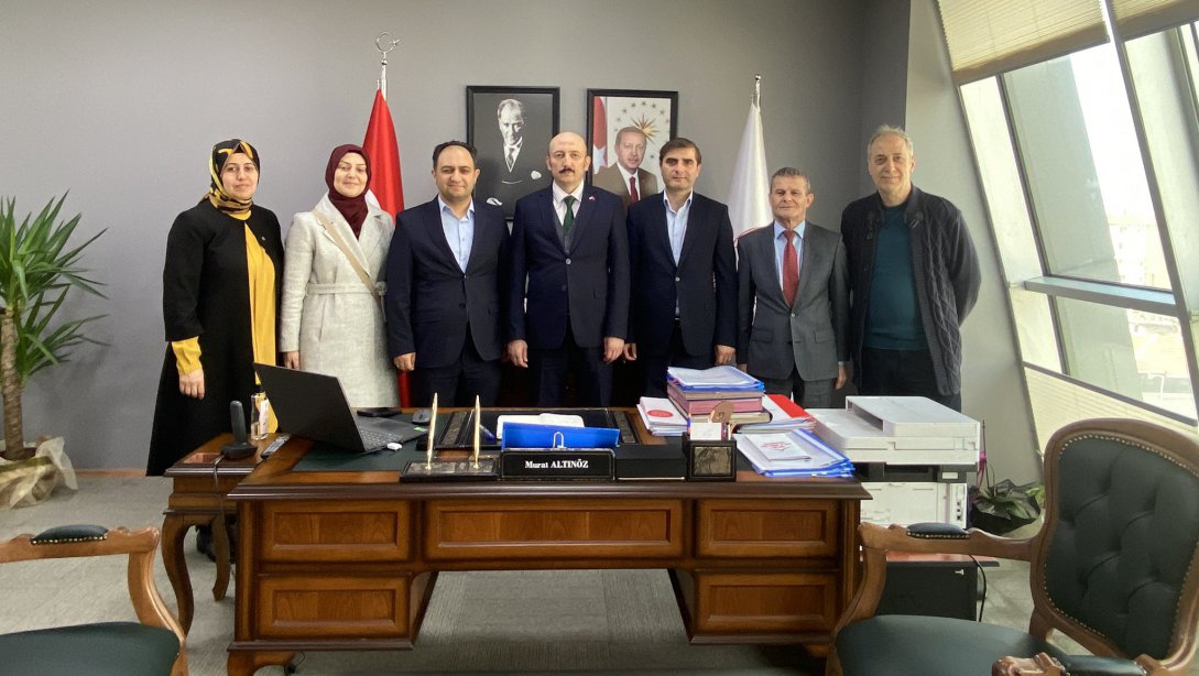 Eğitim Bir Sen İstanbul 4 nolu Şube Başkanı Sayın Bilal Duran ve Yönetim Kurulu Üyeleri İlçe Millî Eğitim Müdürümüz Sayın Murat Altınöz'ü makamında ziyaret ettiler.