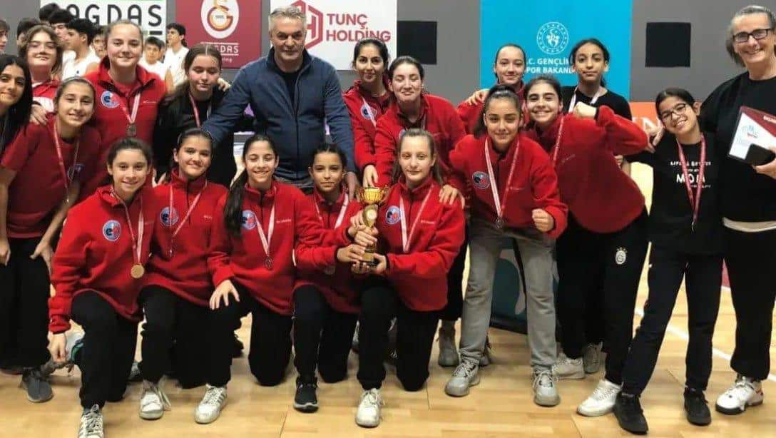 Emine İbrahim Pekin Ortaokulu Okul Sporları kapsamında Yıldız Kız Basketbol Takımı İstanbul 2. si Olmuştur.