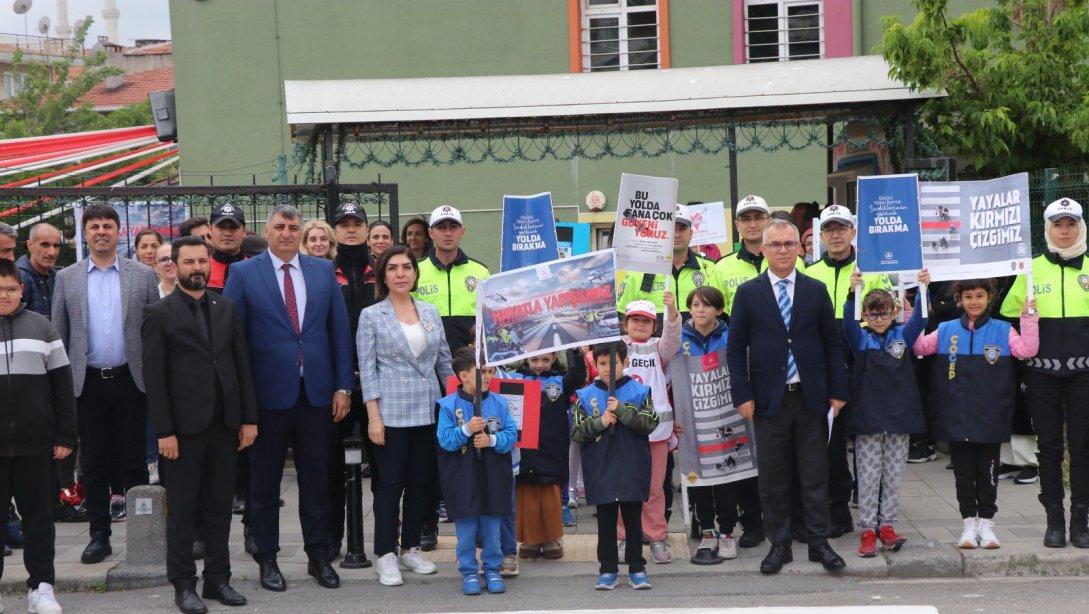 Kazım Tunç İlkokulu Önünde Trafik Haftası Kapsamında Program Düzenlendi.